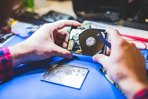 Vista Perto Homem Reparar Disco Rígido Oficina — Fotografia de Stock