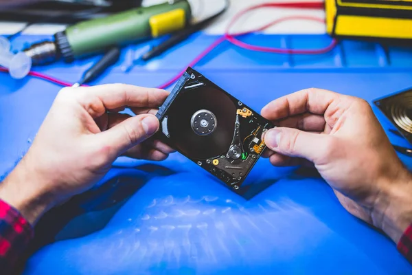 Vista Perto Homem Reparar Disco Rígido Oficina — Fotografia de Stock