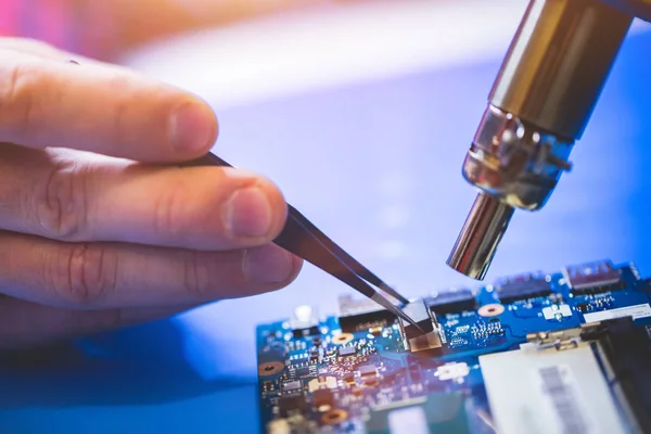 Vista Próxima Homem Reparando Placa Cpu Computador — Fotografia de Stock