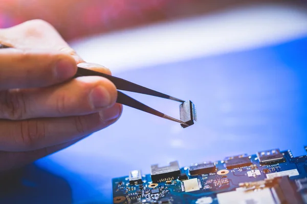 Vista Cercana Del Hombre Que Repara Placa Cpu Del Ordenador —  Fotos de Stock