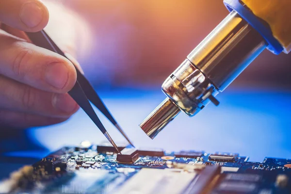 Vista Cercana Del Hombre Que Repara Placa Cpu Del Ordenador —  Fotos de Stock