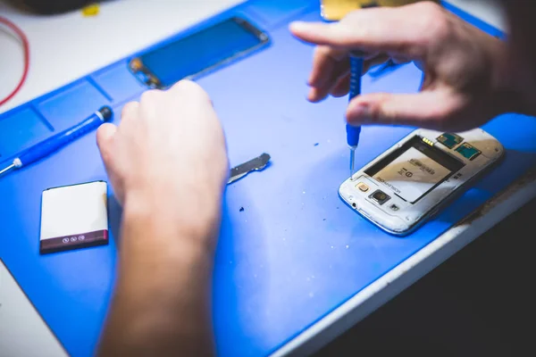 Mann Repariert Kaputtes Smartphone — Stockfoto