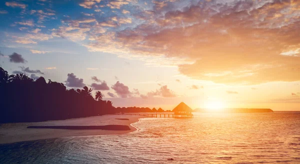 Praia Areia Tropical Nas Maldivas Pôr Sol — Fotografia de Stock