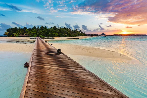 Houten Steiger Blauwe Zee Bij Zonsondergang Maldiven — Stockfoto