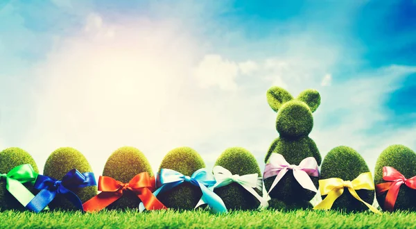 草复活节彩蛋和兔子在绿草 — 图库照片