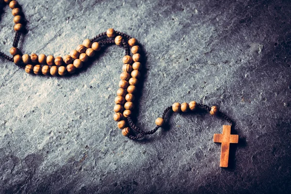 Wooden rosary laying on stone background. — 스톡 사진