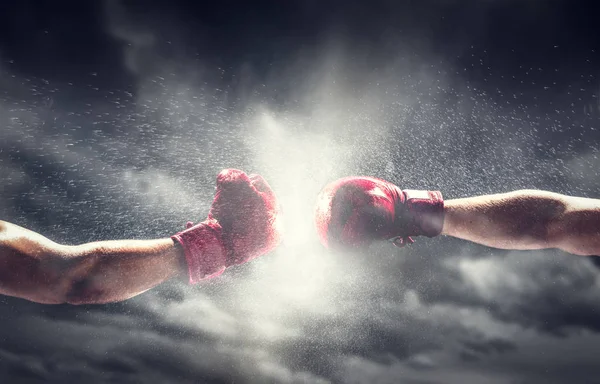 Deux Gants Boxe Frappant Sur Fond Sombre — Photo