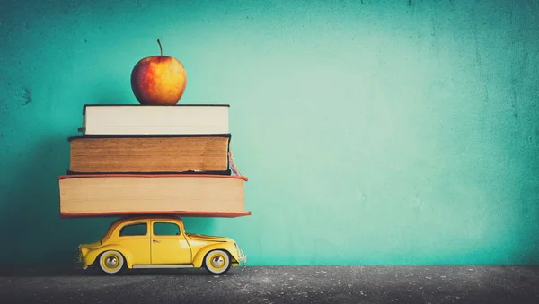 Livros Maçã Sobre Carro Brinquedo Amarelo Educação Conceito Ensino Criativo — Fotografia de Stock