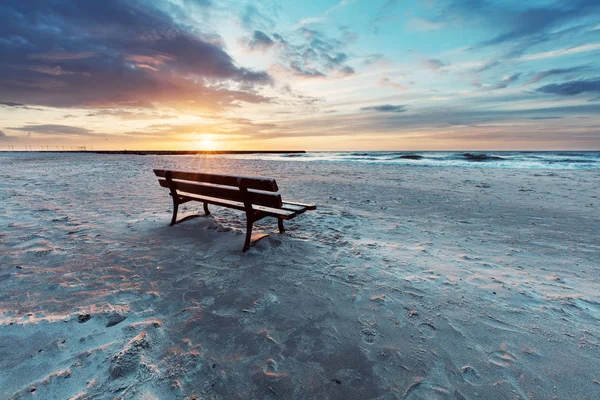 Osamělá Lavička Písečné Pláži Výhledem Bouřené Moře — Stock fotografie