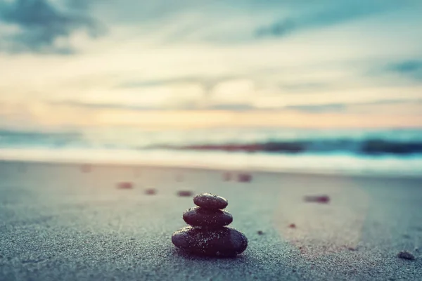 Nahaufnahme Der Steinpyramide Aus Kieselsteinen Sandstrand Bei Sonnenuntergang — Stockfoto