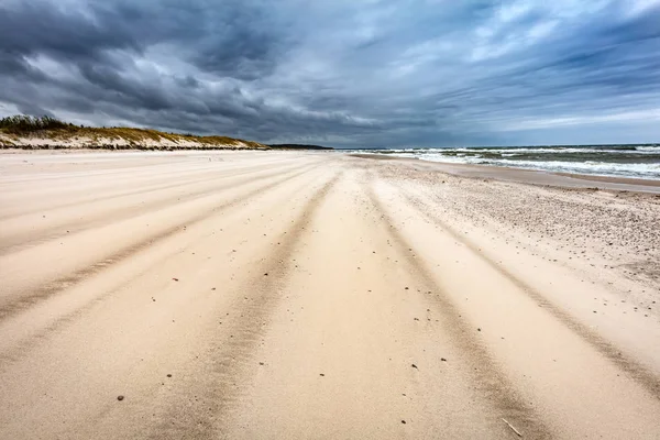 ウストカポーランドのバルト海で嵐の日の砂浜 — ストック写真
