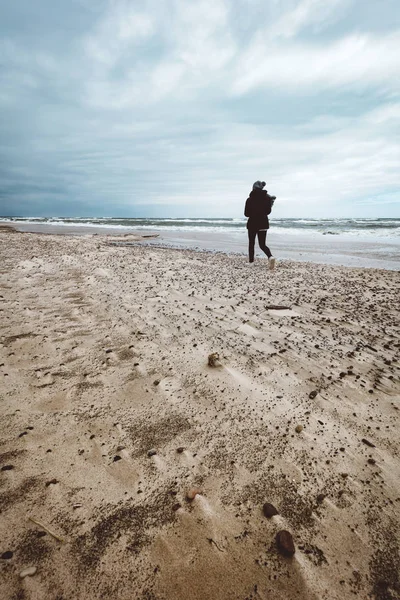 Vista Trasera Mujer Caminando Playa Arena Día Ventoso Tormentoso —  Fotos de Stock