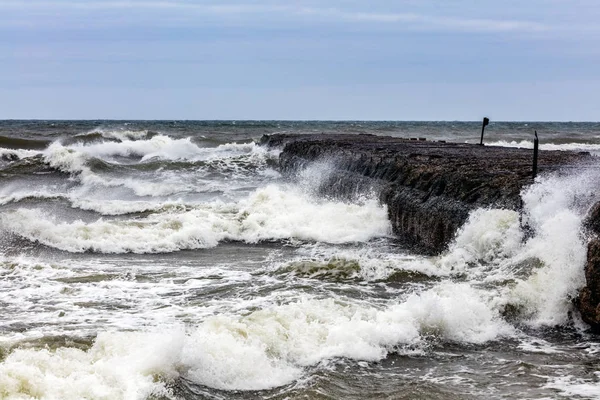 Enorma Stormiga Vågor Slår Brygga — Stockfoto