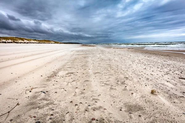 ウストカポーランドのバルト海で嵐の日の砂浜 — ストック写真