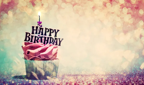 生日快乐蛋糕在闪闪发光的五颜六色的背景 — 图库照片