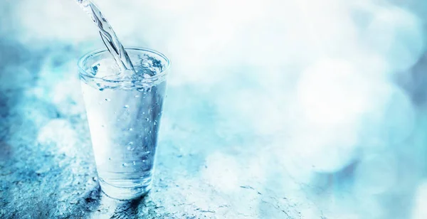 Agua Limpia Fresca Vertiendo Vidrio Sobre Fondo Borroso — Foto de Stock