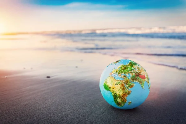 Sahilde Dünya Küresi Çevre Koruma Kavramı — Stok fotoğraf