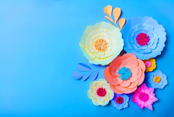 Barevné Ručně Vyráběné Papírové Květiny Modrém Pozadí — Stock fotografie
