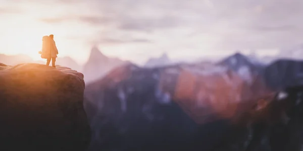 Homem Pico Montanha Olhando Para Céu Pôr Sol Viagem Aventura — Fotografia de Stock