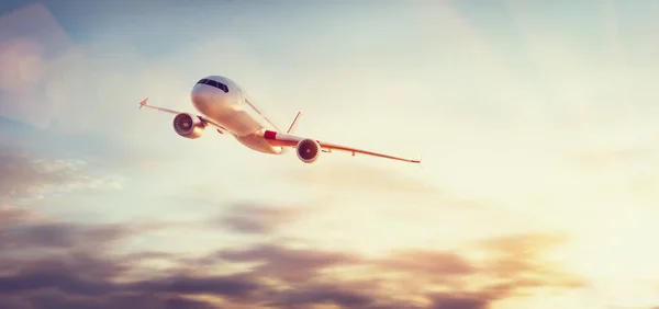 Avión Volando Sobre Las Nubes Aviones Modernos Pasajeros Aerolínea Comercial — Foto de Stock