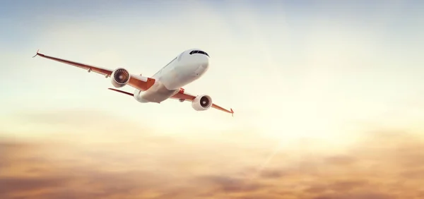 Avión Volando Sobre Nubes Atardecer Aviones Modernos Pasajeros Aerolínea Comercial — Foto de Stock