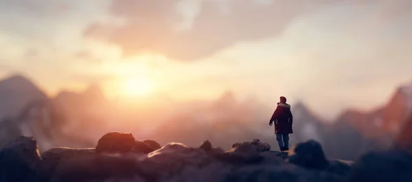 Hombre Cima Montaña Mirando Cielo Del Atardecer Viaje Aventura Inspirador — Foto de Stock