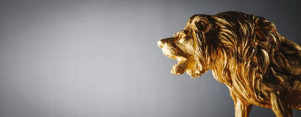 Gyllene Staty Lejonrytande Skulptur Begreppet Styrka Makt Och Förbli Stolt — Stockfoto