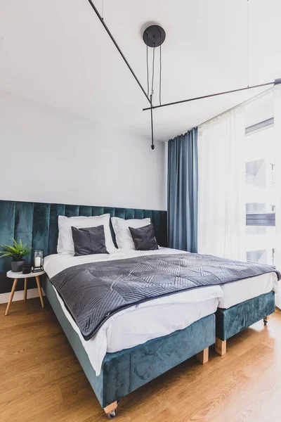 Útulná Ložnice Pohodlnou Postelí Moderním Studio Apartmánu Návrh Interiéru — Stock fotografie