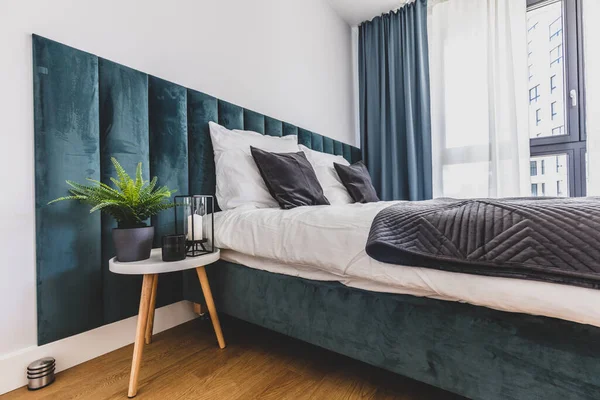 舒适的卧室 舒适的床在现代工作室公寓 室内设计 — 图库照片