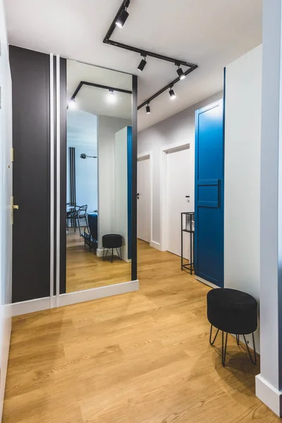 新公寓的入口走廊出租 大镜子和衣柜室内设计 — 图库照片