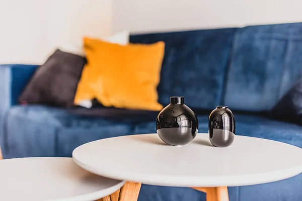 在现代化公寓里的客厅里的桌子和沙发是出租的 室内设计 — 图库照片