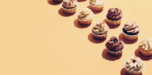 Läckra Muffins Sammansättning Två Rader Gul Bakgrund Söta Bakverk — Stockfoto