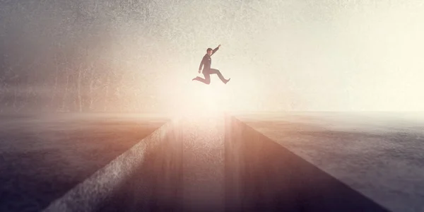 Бизнесмен Прыгает Через Пропасть Пропасть Концепция Прогресса Амбиций Преодоление Проблемы — стоковое фото