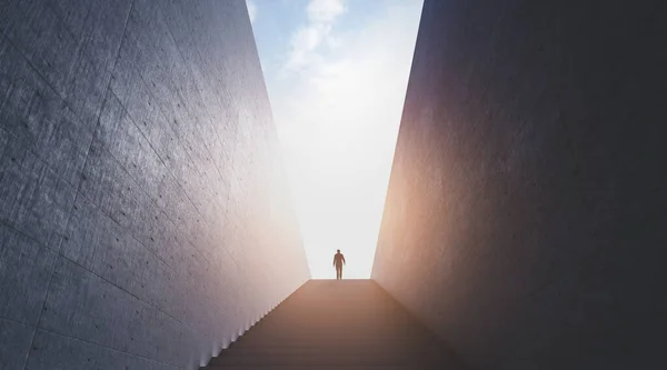 Der Mensch Geht Die Treppe Hinauf Zur Offenen Welt Voller — Stockfoto