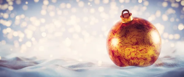 雪地上的圣诞金球闪亮的灯光背景 3D插图 — 图库照片