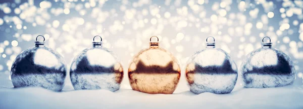 Glanzende Kerstballen Sneeuw Glitter Lichten Achtergrond Illustratie — Stockfoto