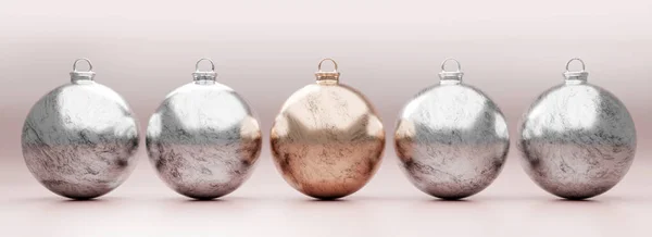 银白色和金色的圣诞球连成一排 3D插图 — 图库照片