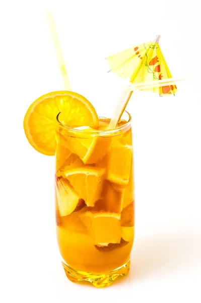 Orange Cooler Cocktail mit Trinkhalm auf weißem Hintergrund — Stockfoto