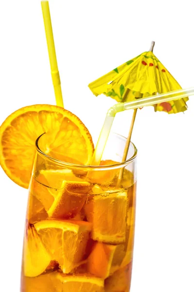 Nahaufnahme orangefarbener Kühlcocktail mit Trinkhalm auf weißem Hintergrund — Stockfoto