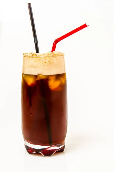 Beerenkühler Cocktail mit Trinkhalm auf weißem Hintergrund — Stockfoto