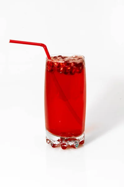 Cocktail refrigerador de baga com palha de bebida no fundo branco — Fotografia de Stock