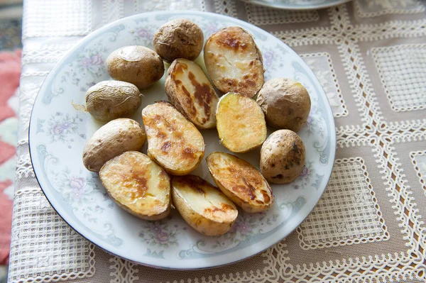 俄罗斯传统烤土豆，皮植物油放在盘子灰饰物上 — 图库照片#