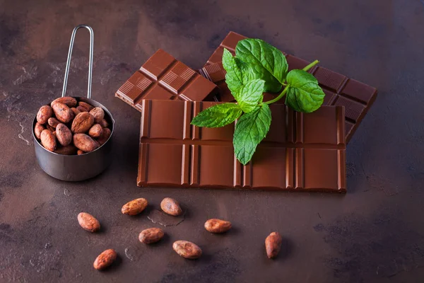 Шоколад Какао Мятой Темном Фоне Сладкая Пища — стоковое фото
