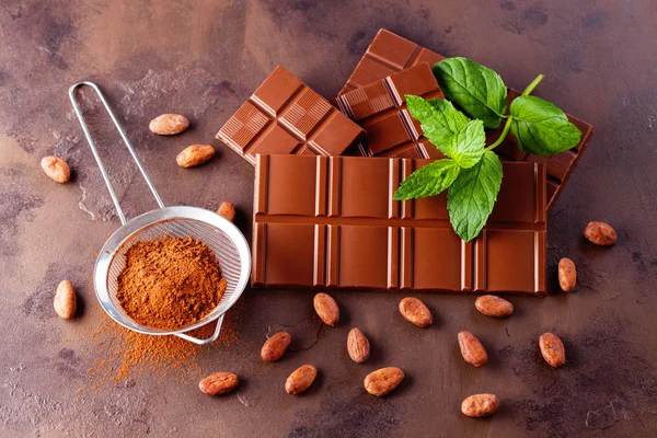 Coklat Dan Coklat Dengan Mint Latar Belakang Gelap Makanan Manis — Stok Foto