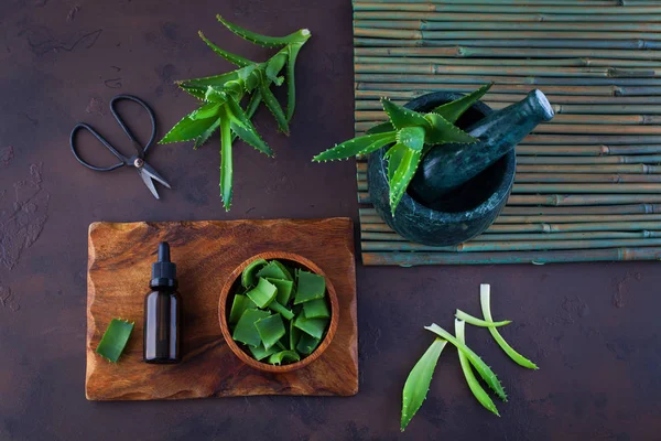 Botella Aceite Esencial Aloe Vera Con Aloe Fresco Concepto Tratamiento —  Fotos de Stock