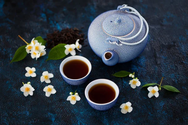 新鮮な花とジャスミン茶のクローズ アップ ビュー — ストック写真