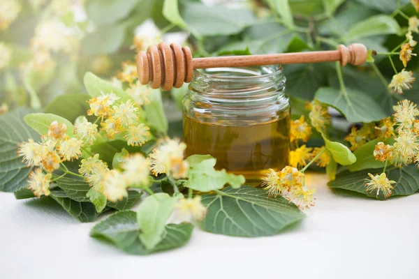 Nahaufnahme Eines Glases Mit Frischem Honig Und Lindenblüten Auf Weißem — Stockfoto