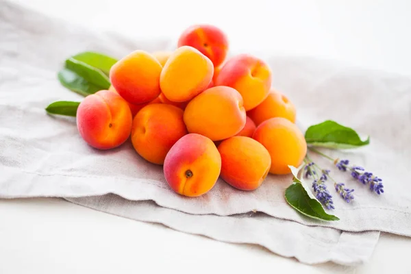 Pila Albaricoques Frescos Con Flores Lavanda Frutas Verduras — Foto de Stock