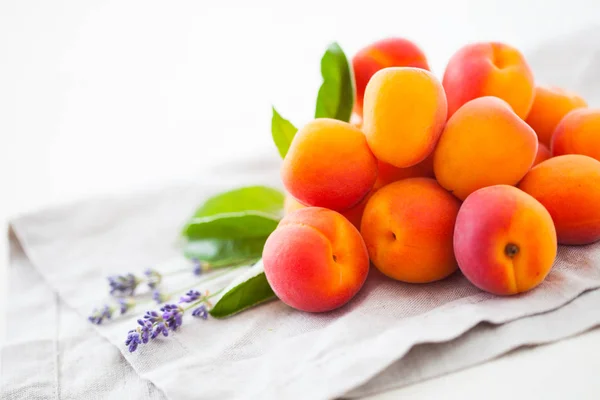 Pila Albaricoques Frescos Con Flores Lavanda Frutas Verduras — Foto de Stock