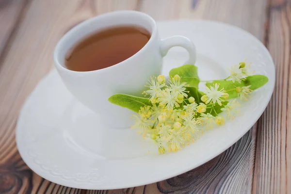 Xícara Chá Tília Com Flores Frescas Tília Medicina Alternativa — Fotografia de Stock